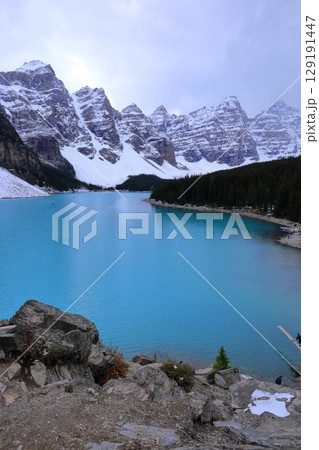 北米カナダのバンフ国立公園の絶景、モレーン湖 129191447