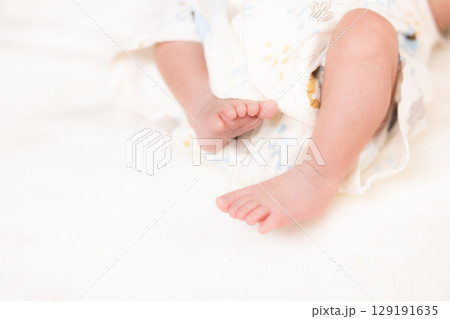 新生児　パーツカット　足 129191635