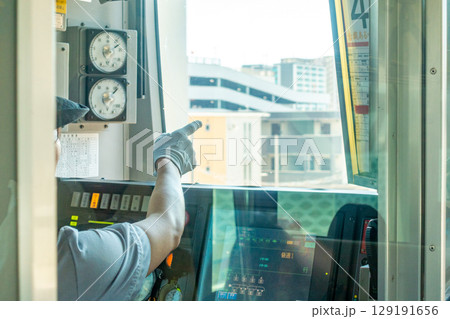 電車運転士　運転台　運転席　出発合図 129191656