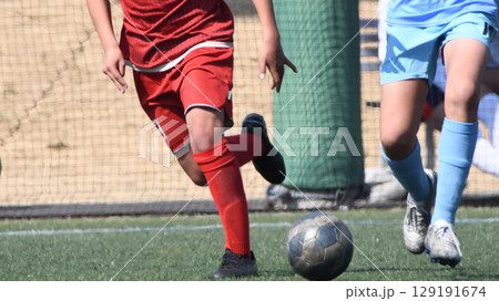 ドリブルするサッカー選手 ドリブルするサッカー選手 129191674