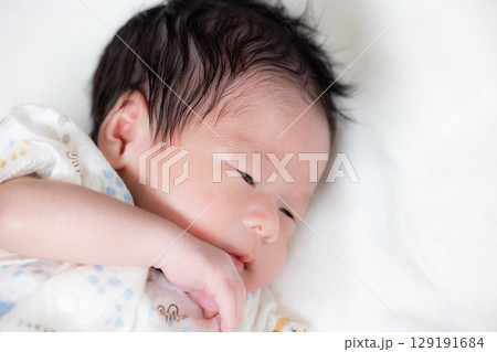 新生児 お昼寝している赤ちゃん 新生児 お昼寝している赤ちゃん 129191684