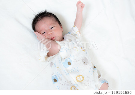 新生児　お昼寝している赤ちゃん 129191686