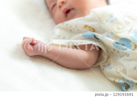 新生児 赤やん 手 新生児 赤やん 手 129191691