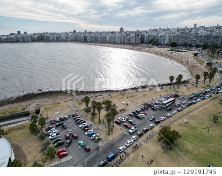 モンテビデオの高層ビル群と海水浴場の空撮 129191745