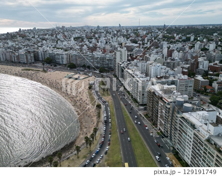 モンテビデオの高層ビル群と海水浴場の空撮 129191749
