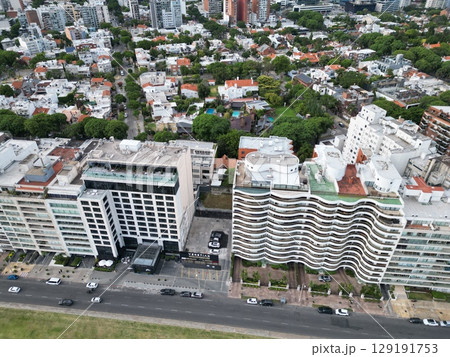 モンテビデオの高層ビル群と住宅街の空撮 129191753