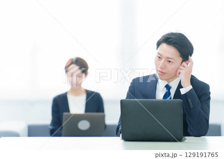 フリーアドレスでデスクワークをするビジネスパーソン フリーアドレスでデスクワークをするビジネスパーソン 129191765