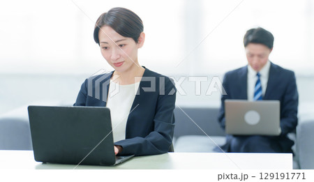 フリーアドレスでデスクワークをするビジネスパーソン フリーアドレスでデスクワークをするビジネスパーソン 129191771