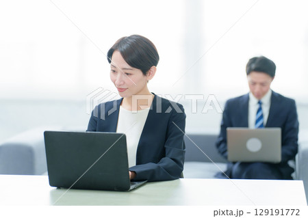 フリーアドレスでデスクワークをするビジネスパーソン フリーアドレスでデスクワークをするビジネスパーソン 129191772