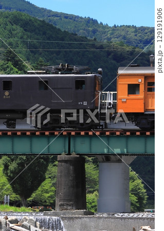 夏空の大井川鉄道をのんびりと走行するE101形機関車牽引のEL急行列車_2025/7/20撮影 129191906