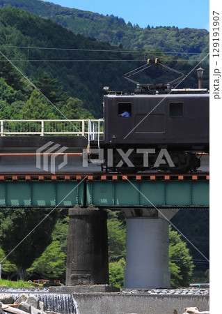 夏空の大井川鉄道をのんびりと走行するE101形機関車牽引のEL急行列車_2025/7/20撮影 129191907
