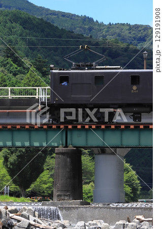 夏空の大井川鉄道をのんびりと走行するE101形機関車牽引のEL急行列車_2025/7/20撮影 129191908