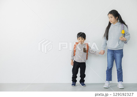 ランドセルを背負った小学生 129192327
