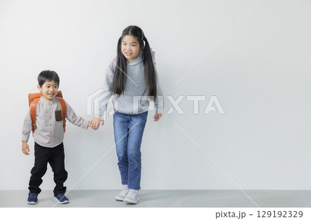 ランドセルを背負った小学生 129192329
