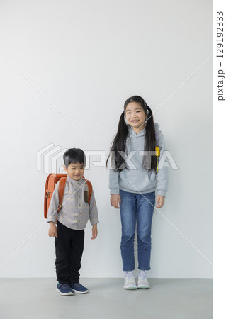 ランドセルを背負った小学生 129192333