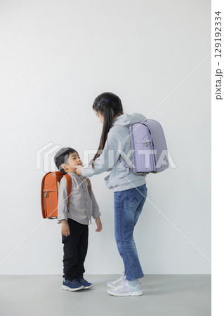 ランドセルを背負った小学生 ランドセルを背負った小学生 129192334