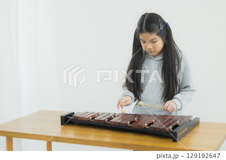 木琴を練習する子供 129192647
