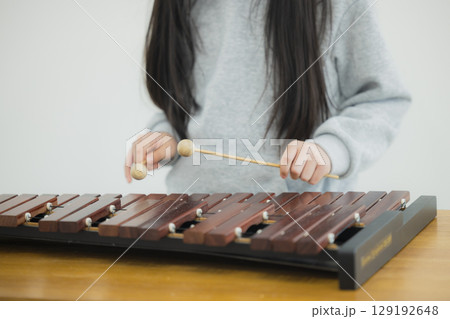 木琴を練習する子供 木琴を練習する子供 129192648