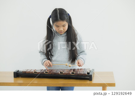 木琴を練習する子供 木琴を練習する子供 129192649