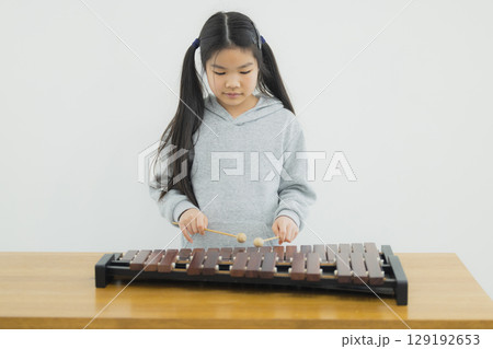木琴を練習する子供 129192653