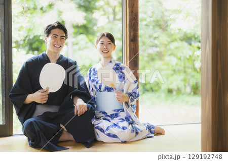 縁側の浴衣のカップル 129192748