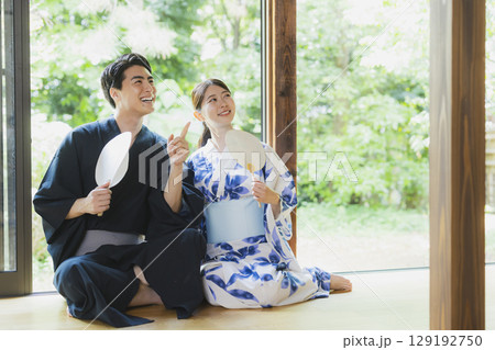 縁側の浴衣のカップル 129192750