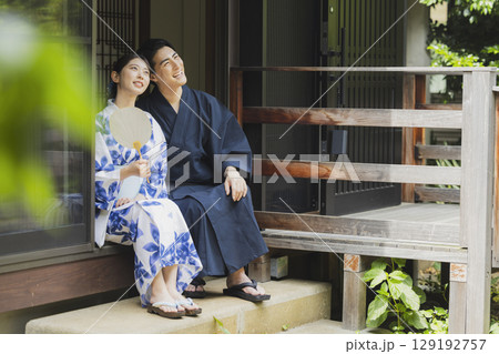浴衣を着た男女 129192757