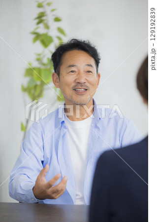 オフィスで打ち合わせをするミドルdなんせい 129192839