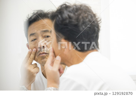 鏡を見るミドル男性 129192870