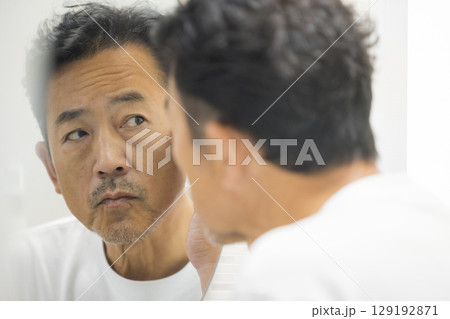 鏡を見るミドル男性 鏡を見るミドル男性 129192871
