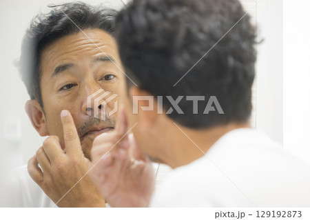 鏡を見るミドル男性 129192873
