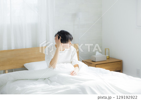 ベッドに座る若い男性 ベッドに座る若い男性 129192922