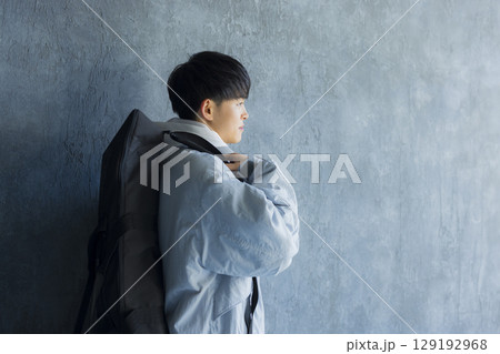 ベッドでスマホを使う若い男性 129192968