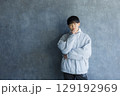 ベッドでスマホを使う若い男性 129192969