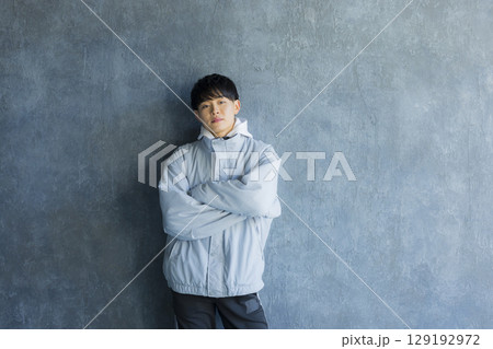 ベッドでスマホを使う若い男性 129192972