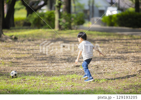 公園で遊ぶ子供とポロシャツの男性 公園で遊ぶ子供とポロシャツの男性 129193205