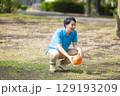 公園で遊ぶ子供とポロシャツの男性 129193209