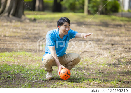 公園で遊ぶ子供とポロシャツの男性 公園で遊ぶ子供とポロシャツの男性 129193210