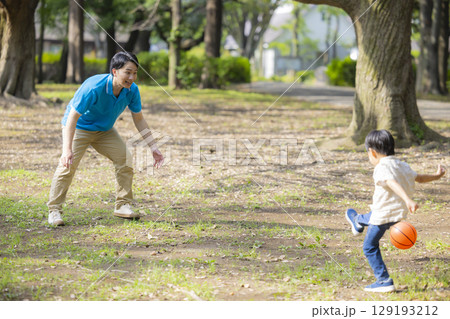 公園で遊ぶ子供とポロシャツの男性 129193212