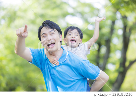 公園で遊ぶ子供とポロシャツの男性 129193216