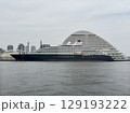 神戸の港に停泊中の豪華客船シーニックエクリプス2 129193222