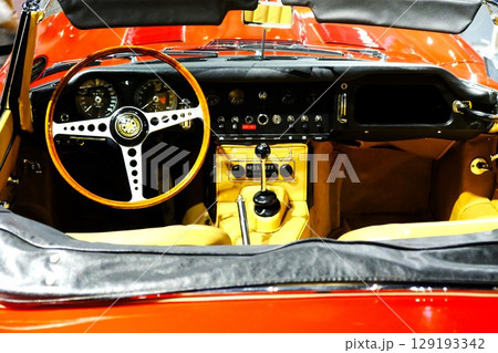 左ハンドルのクラシックカー運転席 左ハンドルのクラシックカー運転席 129193342