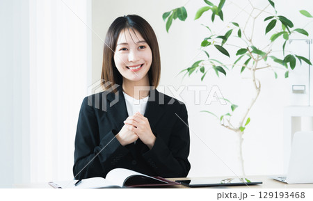 営業活動をする若い女性 129193468