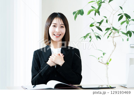 営業活動をする若い女性 営業活動をする若い女性 129193469