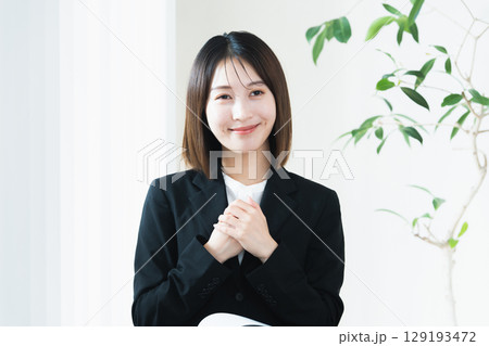 営業活動をする若い女性 営業活動をする若い女性 129193472