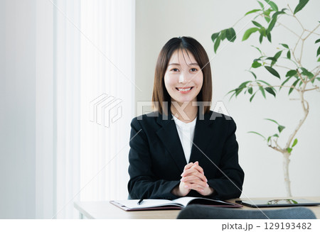 営業活動をする若い女性 営業活動をする若い女性 129193482