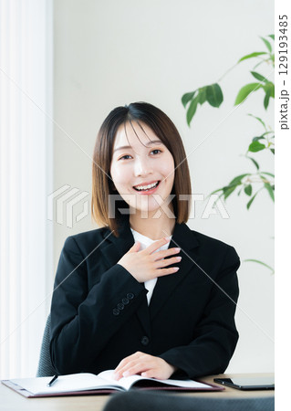 営業活動をする若い女性 営業活動をする若い女性 129193485