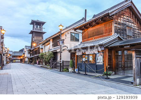 時の鐘を見る早朝の鐘つき通り 129193939