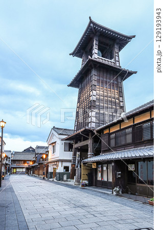 時の鐘が建つ早朝の川越鐘つき通り 129193943
