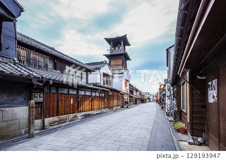 時の鐘を見る早朝の川越鐘つき通り 時の鐘を見る早朝の川越鐘つき通り 129193947